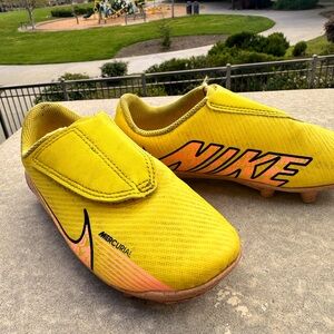 Nike kids soccer cleats yellow Mercurial vapor